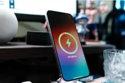 加茂镇苹果15换屏服务分享用什么充电器给iPhone15充电更好 